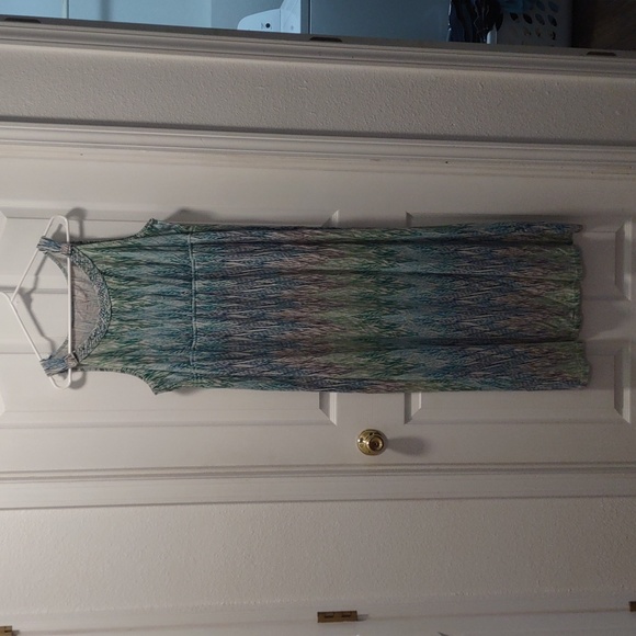 Flattering Maxi Dress perfect for summer activities! - Picture 1 of 4